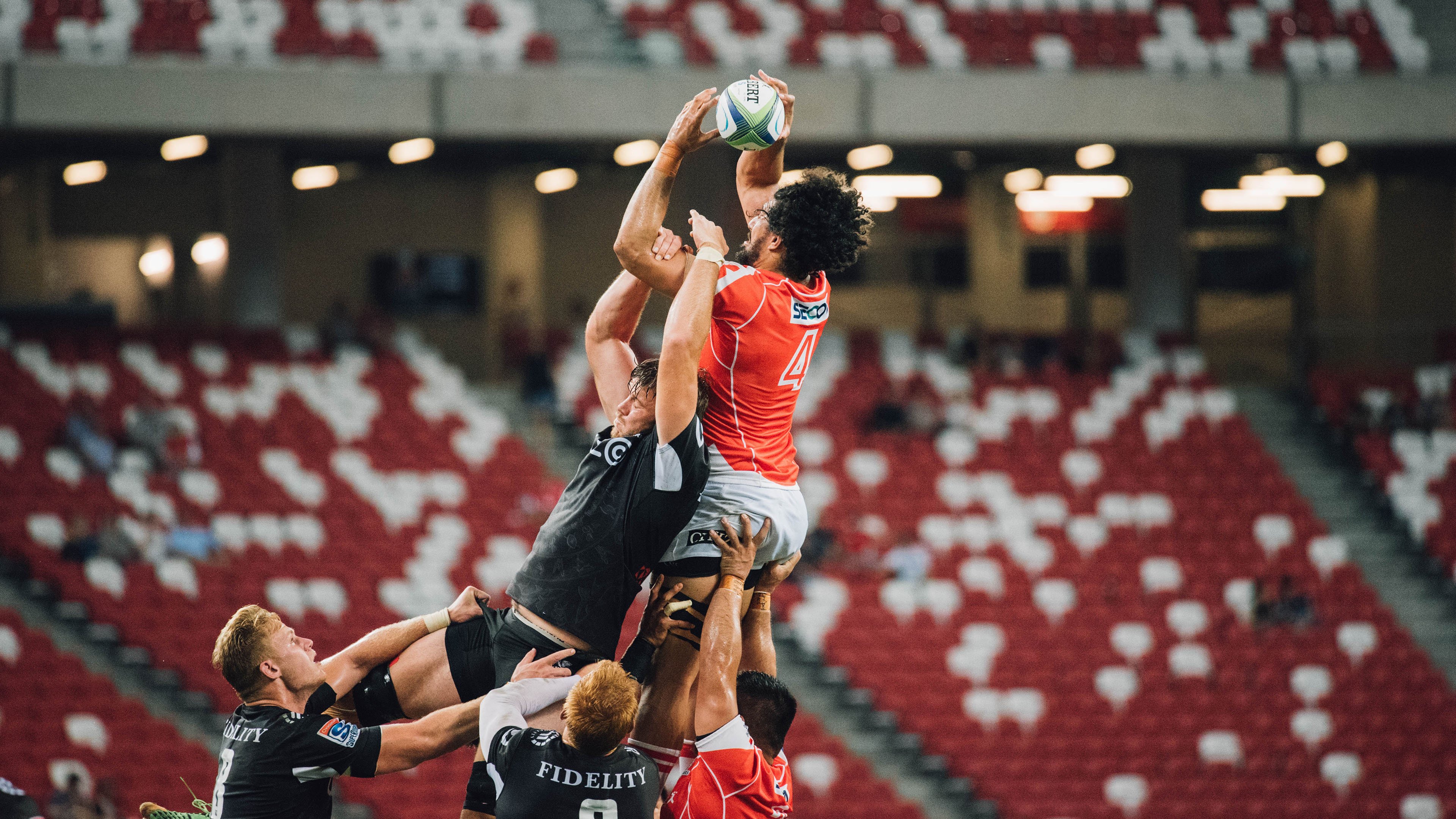 “健力赛事:高新体育中心举重场上演重磅对决,纪录挑战不断”